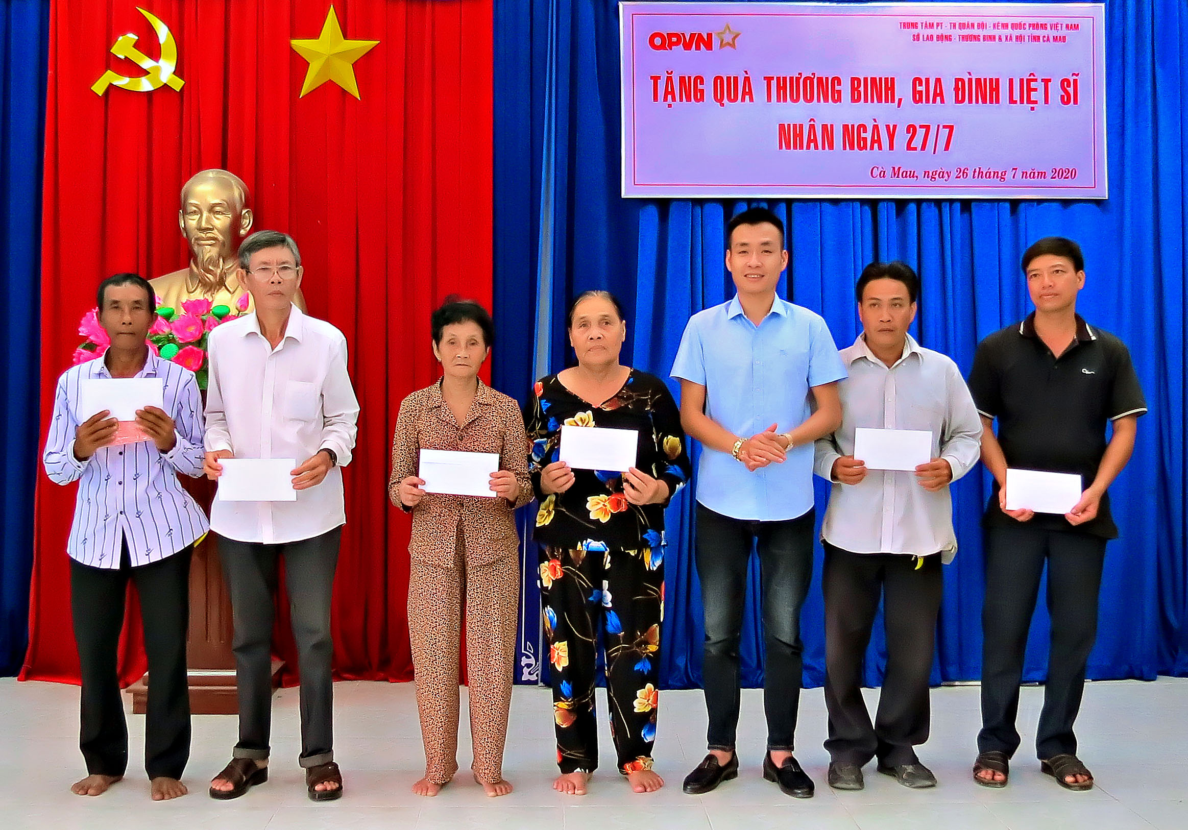 Trung tâm Phát thanh-Truyền hình Quân đội phối hợp xây cầu, tặng quà gia đình chính sách tại Cà Mau